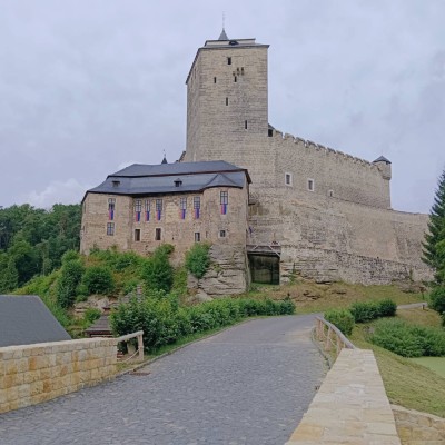 Середньовічний замок Кост та Драбські світлини